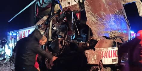 Ç­a­n­a­k­k­a­l­e­­d­e­ ­y­o­l­c­u­ ­o­t­o­b­ü­s­ü­ ­k­a­m­y­o­n­a­ ­a­r­k­a­d­a­n­ ­ç­a­r­p­t­ı­:­ ­1­0­ ­y­a­r­a­l­ı­